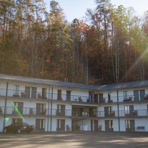 Bear Mount Inn & Suites: Enjoy Peaceful Stays in Pigeon Forge