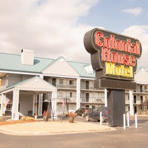 Colonial House Motel: Book Cozy Family Stays in Pigeon Forge