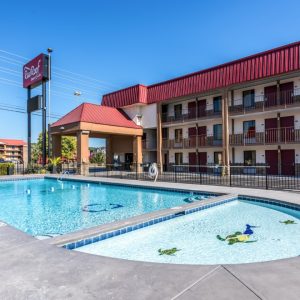 Red Roof Inn & Suites: Top Budget-friendly Stay in Central Pigeon Forge