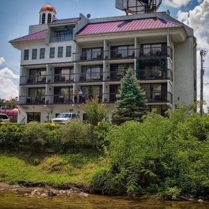 Rivergate Mountain Lodge: Cozy Stays in Pigeon Forge