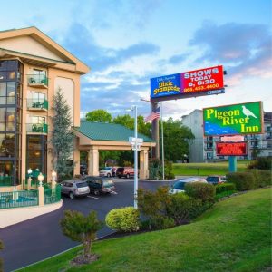 Riverside Tower: Enjoy Comfort & Scenic Views in Pigeon Forge