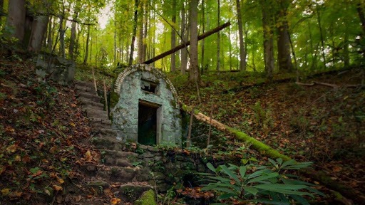 An image of what you’ll see through the beautiful short trail to House of Fairies for unique Pigeon Forge adventures