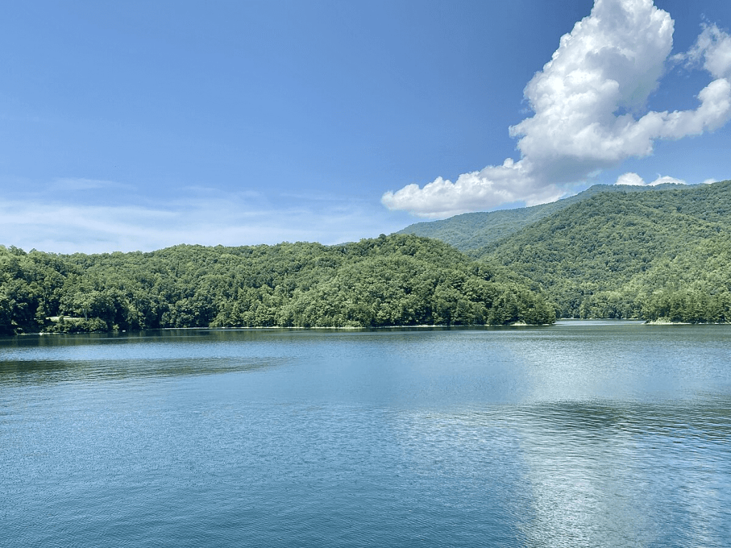 Lakes near Pigeon Forge- Fontana is about a 2-hour drive from the main town